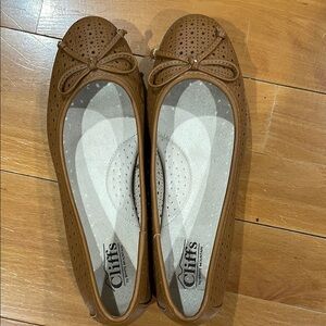 Cliffs by WHITE MOUNTAIN Brown Perforated Flats